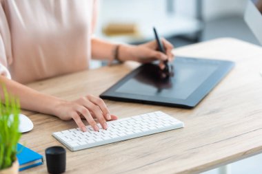 kadın Freelancer grafik tablet ev ofis bilgisayarı ile masada çizim kırpılmış görüntü 