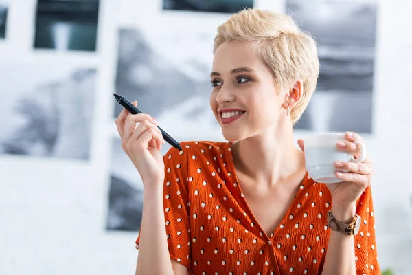 Porträt Einer Lächelnden Freiberuflerin Die Wegschaut Und Eine Tasse Kaffee — Stockfoto