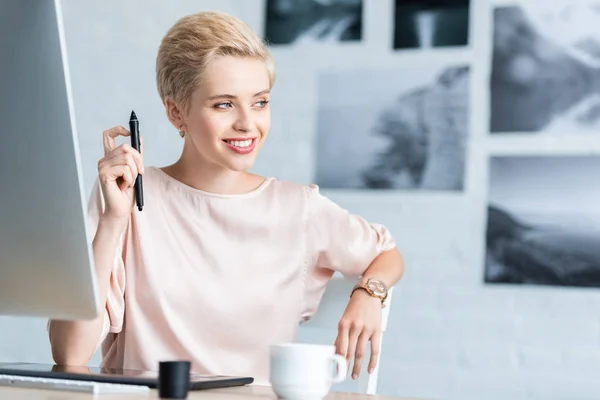 Leende Kvinna Teleworker Tittar Bort Vid Bord Med Ritplatta Och — Stockfoto