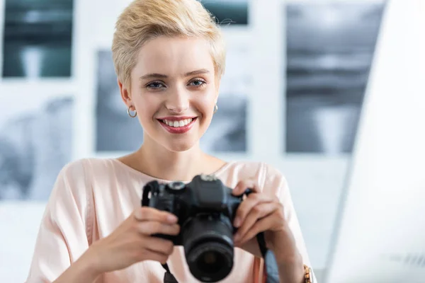 Portrait Smiling Female Photographer Holding Photo Camera — Stock Photo, Image