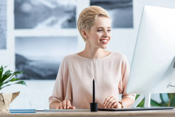 Zufriedene Geschäftsfrau Arbeitet Computer Tisch Büro — Stockfoto