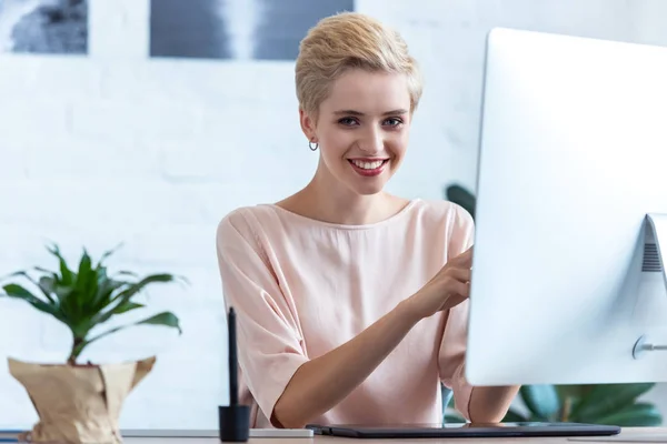 Mulher Negócios Sorridente Que Trabalha Mesa Com Computador Escritório — Fotografia de Stock