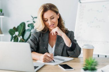 bir şey office not defterinde yazılı çekici iş kadını