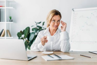 kahve tutarak ve uzak ofis arıyorum güzel iş kadını