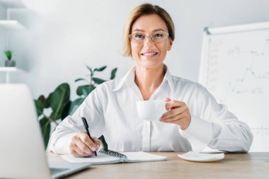 kahve tutarak ve office not defterinde yazılı çekici işkadını