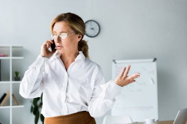 Smartphone ile konuşmak ve ofiste mimik çekici işkadını