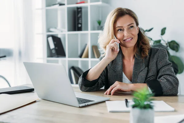 Smiling Attractive Businesswoman Talking Smartphone Office Looking Away — Stock Photo, Image