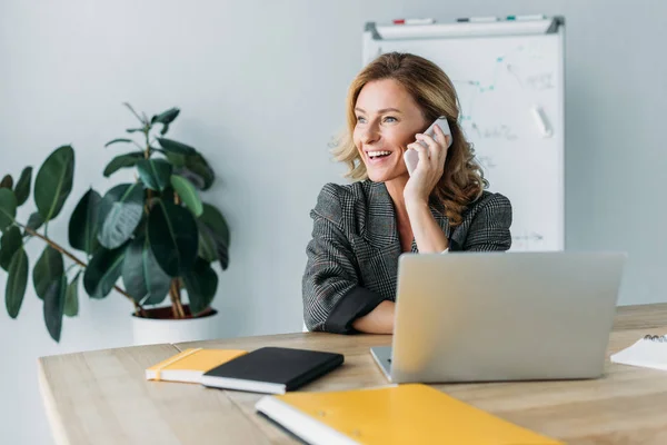 Sonriendo Hermosa Mujer Negocios Hablando Por Teléfono Inteligente Oficina —  Fotos de Stock