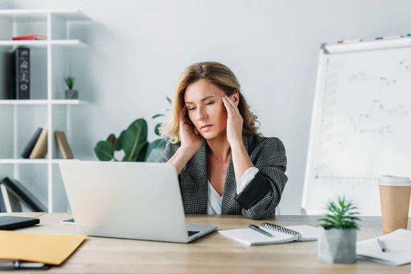 Attraktive Geschäftsfrau Mit Kopfschmerzen Und Blick Auf Laptop Büro — Stockfoto