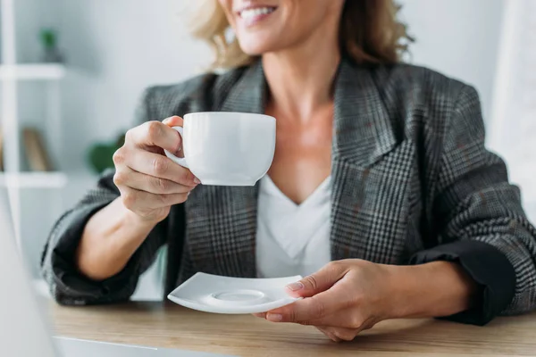 Beskuren Bild Attraktiva Affärskvinna Sitter Med Kopp Kaffe Vid Bordet — Stockfoto