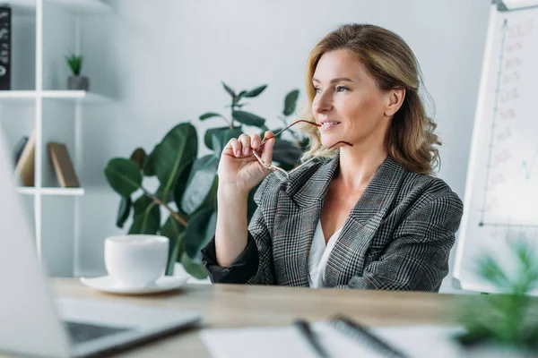 Attractive Businesswoman Biting Glasses Looking Away Office — Stock Photo, Image