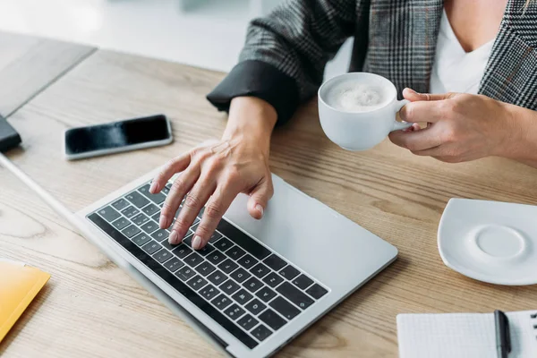 Imaginea Decupată Unei Femei Afaceri Folosind Laptopul Ținând Ceașcă Cafea — Fotografie, imagine de stoc