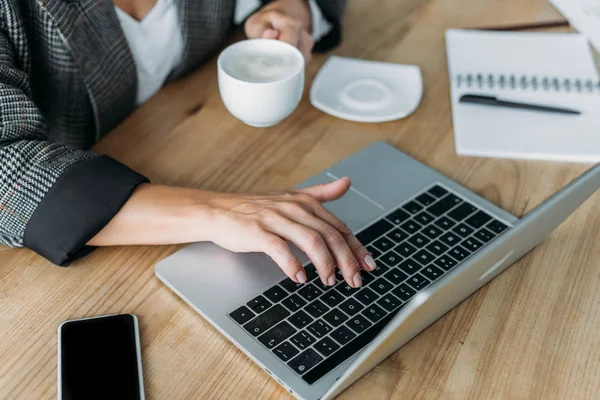 Imagen Recortada Mujer Negocios Sosteniendo Taza Café Uso Ordenador Portátil — Foto de Stock