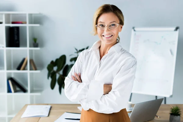 Beautiful Businesswoman Standing Crossed Arms Office — Stock Photo, Image