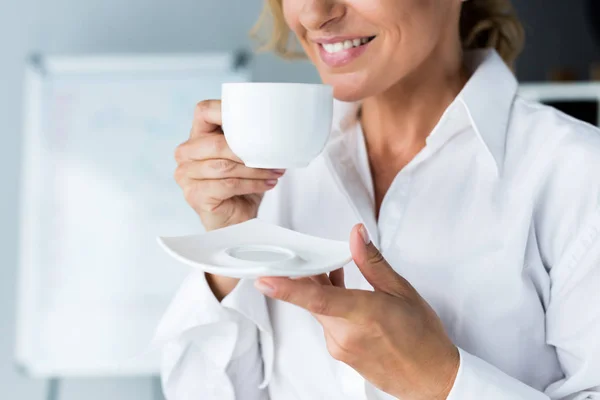 Imagen Recortada Atractiva Mujer Negocios Bebiendo Café Oficina — Foto de stock gratis