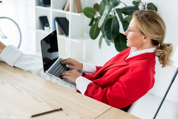 Mulher Negócios Atraente Que Trabalha Com Laptop Pernas Mesa Escritório — Fotografia de Stock Grátis