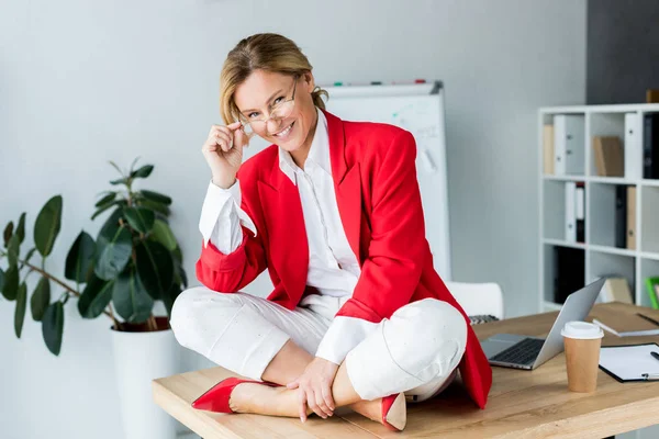 Attraktiva Affärskvinna Sitter Bord Och Tittar Kameran Office — Stockfoto