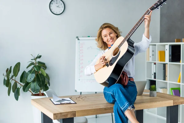 Atraente Empresária Tocando Guitarra Acústica Escritório — Fotografia de Stock