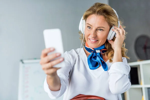 Attractive Businesswoman Headphones Taking Selfie Smartphone Office — Stock Photo, Image