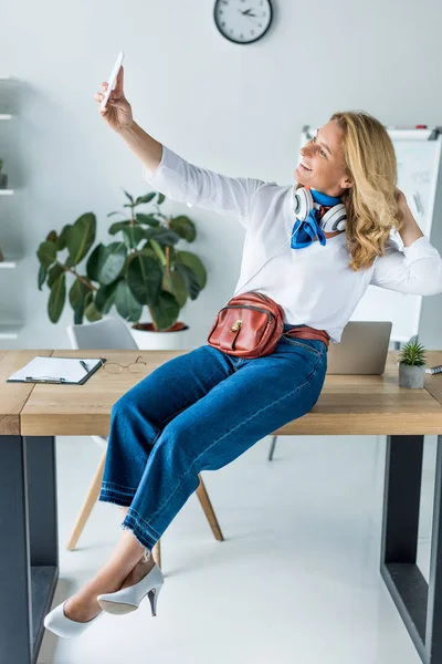 Atractiva Mujer Negocios Sentada Mesa Oficina Tomando Selfie Con Teléfono — Foto de Stock