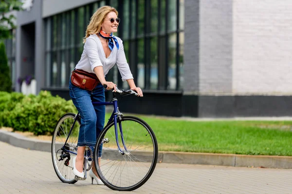 Piękna Atrakcyjna Kobieta Siedzi Rower Ulicy — Zdjęcie stockowe