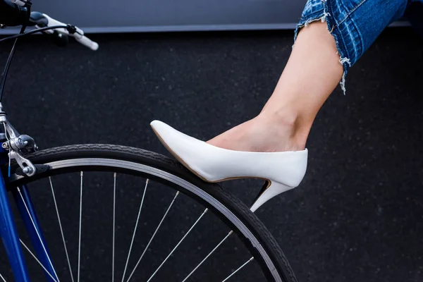 Immagine Ritagliata Donna Scarpa Bianca Toccando Ruota Bici Sulla Strada — Foto Stock