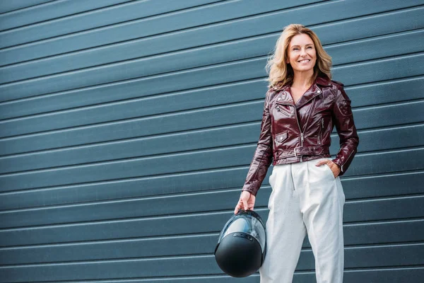 Atractiva Mujer Chaqueta Cuero Con Casco Motocicleta Calle — Foto de Stock