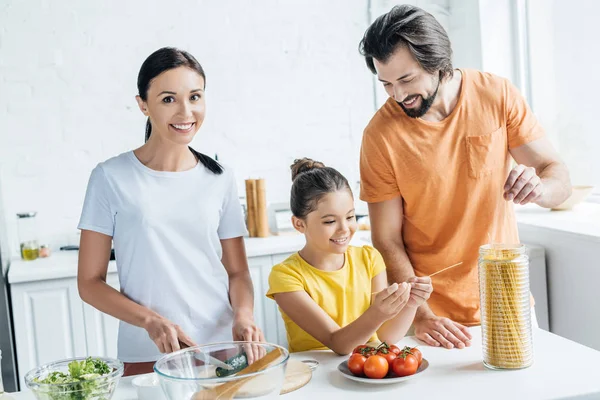 Beautiful Young Family Cooking Healthy Dinner Together Kitchen — Stock Photo, Image