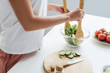 lezzetli sağlıklı salata hazırlama kadın görüntüsünü kırpılmış