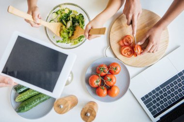 birlikte yemek sağlıklı salata gadget'lar ile aile fotoğrafını kırpılmış