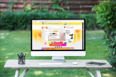 bilgisayarın masada açık havada aliexpress Web sitesi ile seçici odak 