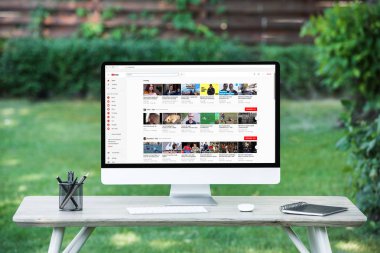 bilgisayarın masada açık havada youtube Web sitesi ile seçici odak 