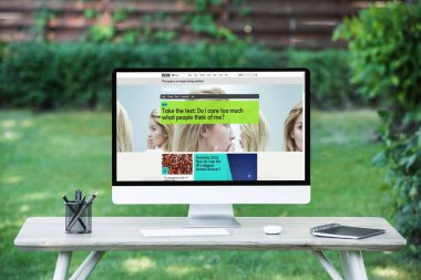 seçici odak bilgisayarın masada açık havada bbc bilim logolu 