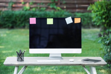 bilgisayarın seçici odak ile boş ekran izlemek ve tablo açık havada notlar sopa 