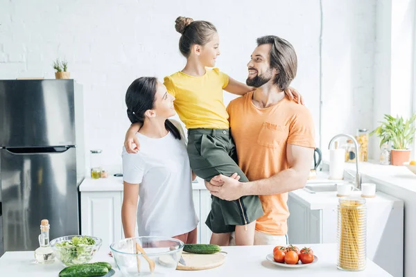 Bela Jovem Família Abraçando Cozinha — Fotografia de Stock
