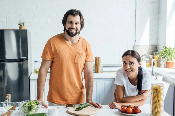 Kameraya Salata Birlikte Mutfağa Hazırlarken Güzel Yetişkin Çift — Ücretsiz Stok Fotoğraf