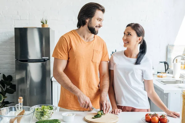 Happy Adult Couple Preparing Salad Together Kitchen — Stock Photo, Image
