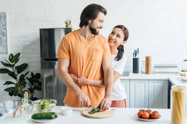 Mujer Abrazando Marido Mientras Preparando Ensalada Juntos Cocina — Foto de Stock