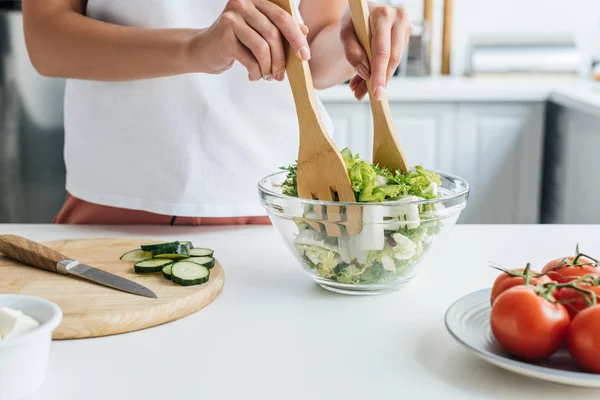 Beskuren Bild Kvinnan Som Förbereder Läckra Hälsosam Sallad — Stockfoto