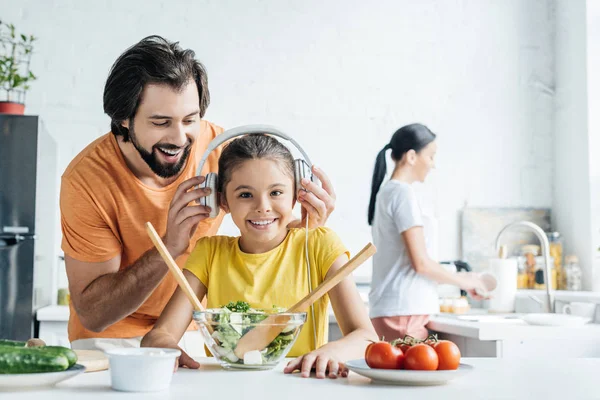 Sonriente Padre Feliz Hija Auriculares Cocinar Juntos Mientras Madre Lavar —  Fotos de Stock