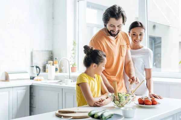 Sorridente Giovane Famiglia Cucina Insieme Divertirsi Cucina — Foto Stock