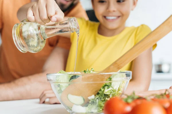 Father Daughter Pouring Olive Oil Bowl Salad — Stock Photo, Image