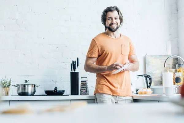 Homem Barbudo Bonito Lavar Pratos Sozinho Cozinha Olhando Para Câmera — Fotografia de Stock