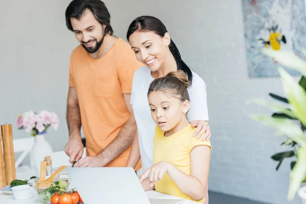 Glimlachend Jonge Gezin Met Behulp Van Laptop Samen Keuken — Gratis stockfoto