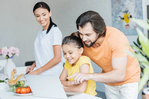 Beautiful Young Family Using Laptop Together Kitchen — Stock Photo, Image
