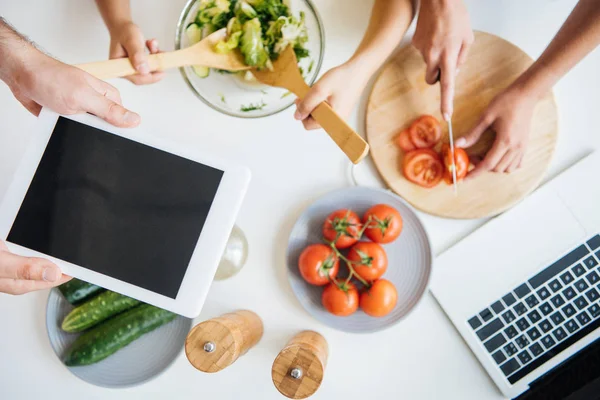 Tiro Cortado Família Com Gadgets Cozinhar Salada Juntos — Fotografia de Stock