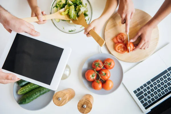 Recortado Tiro Familia Con Gadgets Cocinar Ensalada Juntos — Foto de Stock