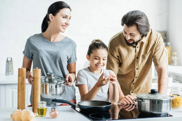 Keluarga Tersenyum Dengan Anak Kecil Memasak Telur Dadar Dapur — Stok Foto