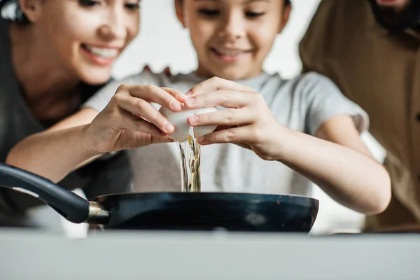 Close Tiro Menina Quebrando Ovo Frigideira Enquanto Cozinha Com Pais — Fotografia de Stock