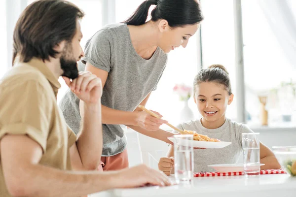 Schöne Junge Mutter Mit Leckerem Frühstück Für Tochter Und Ehemann — Stockfoto